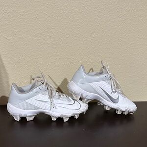 Nike Kids size 1 White and Gray Soccer Cleats